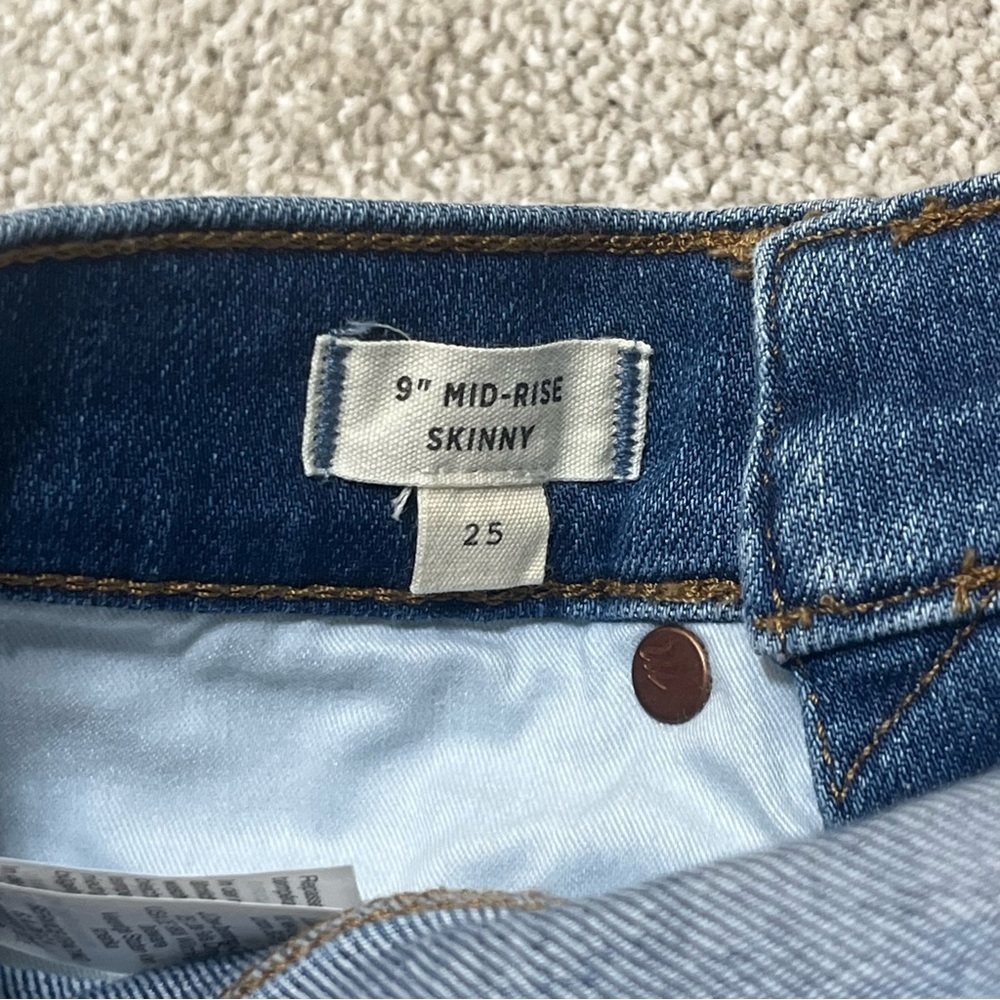 9" Mid-Rise Skinny Jeans in York Wash: Rip and Repair Edition size 25 - Picture 7 of 11